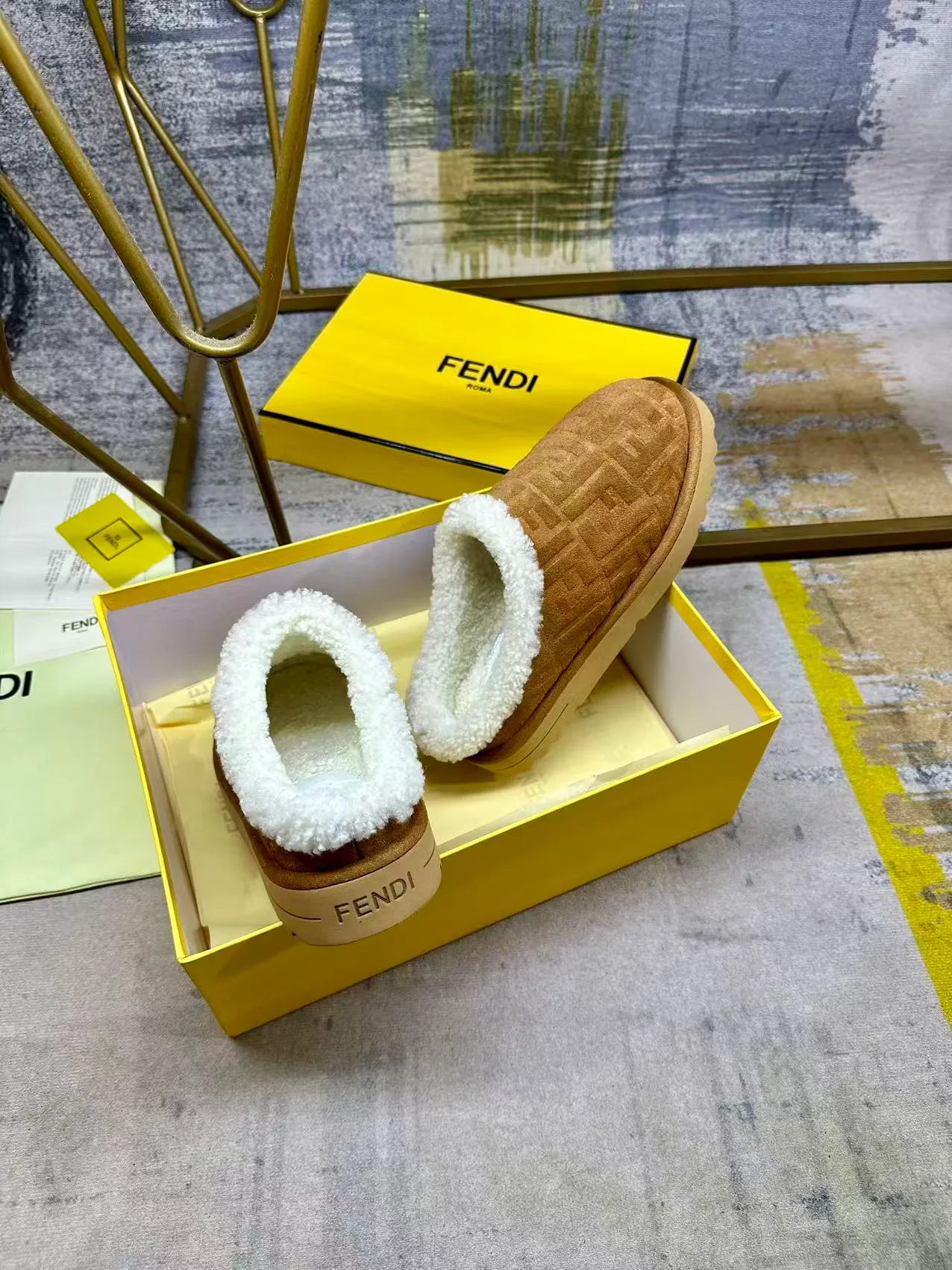p518🐮🐮FENDI’s latest round-toe flat-soled half-cup shoes for men and women. It is made of black suede material and embossed with the same color FF pattern. Tonal shearling lining. Women’s sizes 35-40, men’s sizes 39-45